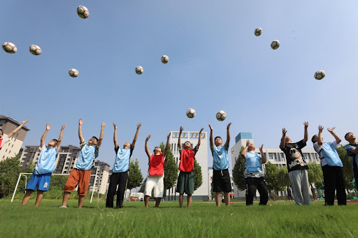 艾顿是湖人队史首位100%命中率0失误且砍两双的首发球员