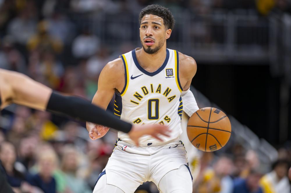 连丢2局！梁靖崑直摇头，孙颖莎耐心给他复盘，王艺迪一旁看热闹